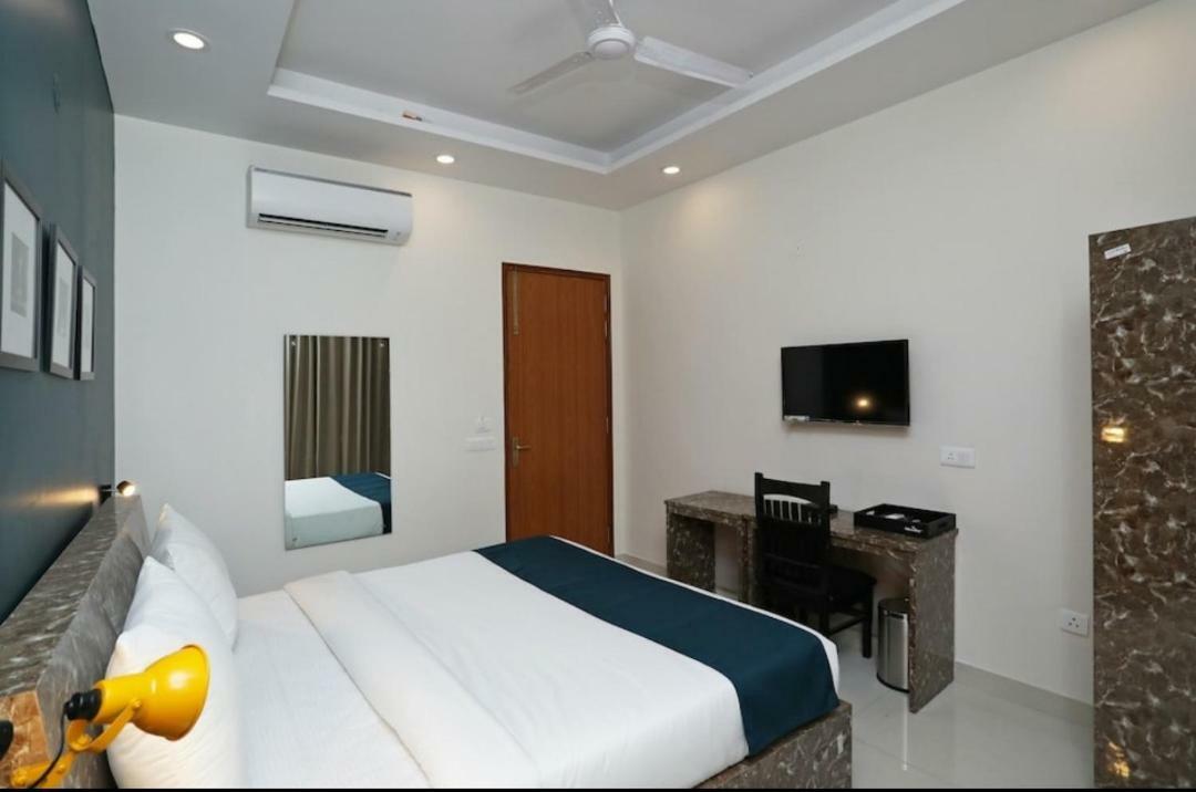 Hotel Galaxy Inn Gurgaon Dış mekan fotoğraf